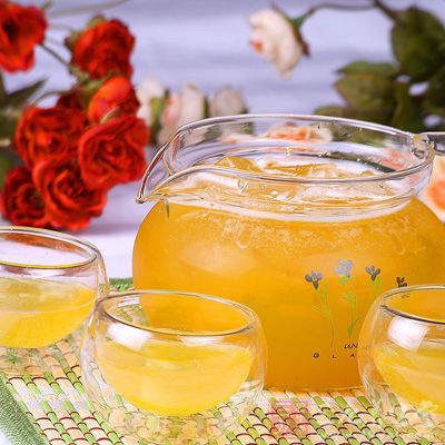 水果丁、檸檬片和紅茶包都放茶壺裡