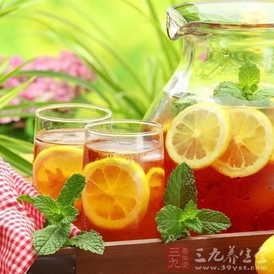 蘋果和梨洗淨去核切小塊，菊花和枸杞用清水沖去浮灰