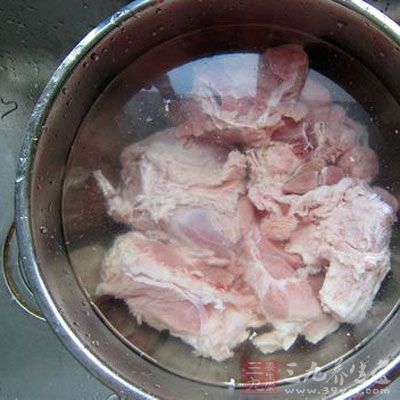 筒骨洗淨放鍋裡