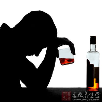 酗酒或長期飲酒，可以刺激肝髒合成更多的內源性三酸甘油酯