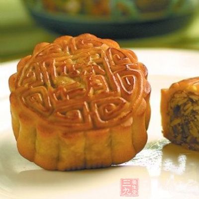 中筋粉100克，枧水1克，奶粉5克，轉化糖漿75克，花生油25克