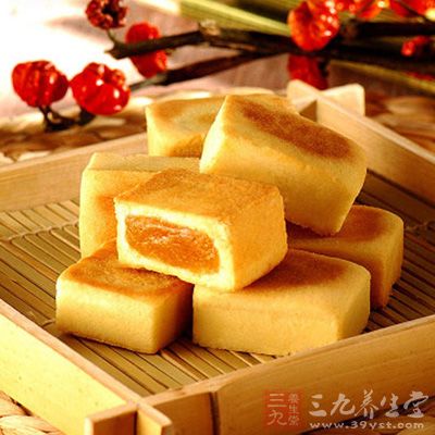 月餅噴水，烤箱預熱200度，中層，先烤5分鐘取出表面刷一層蛋液
