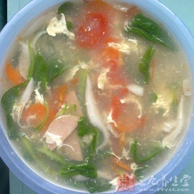 待鍋開後，倒入少許醋調味，放入少許香菜，在鍋內攪拌均勻，出鍋