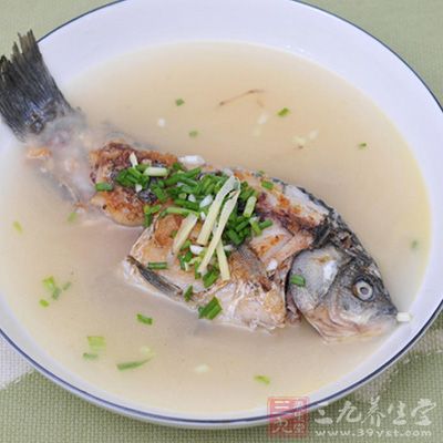 放入蔥、姜、花椒