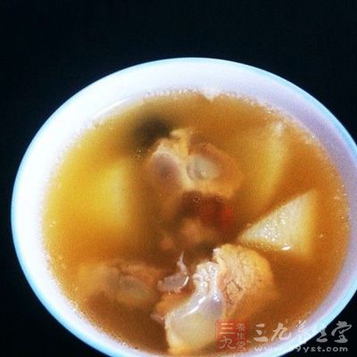 鍋放少許油加入姜片.蔥節炒出香味再放入排骨翻炒出油 鍋放少許油加入姜片.蔥節炒出香味再放入排骨翻炒出油