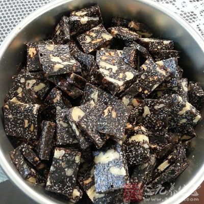 用一個大碗把阿膠和黃酒一起蒸化 用一個大碗把阿膠和黃酒一起蒸化