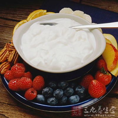 酸奶中的乳酸桿菌能產生許多乳酸，它可以降低腸道內的PH值