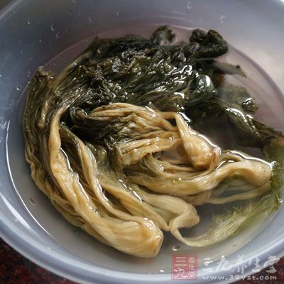 半顆腌梅菜先用水浸泡，反復清洗，去掉多余的鹽分，然後切粒備用