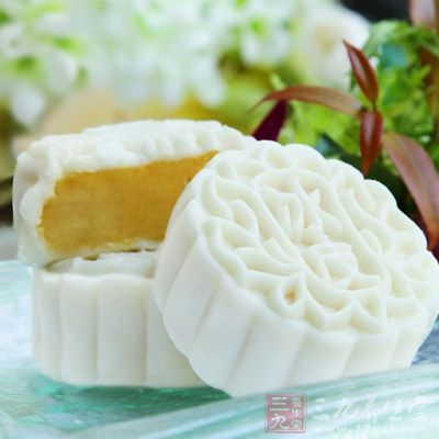 翻轉月餅模,然後上下左右都敲一下 翻轉月餅模,然後上下左右都敲一下