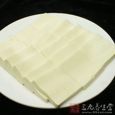 加切好的豆腐塊，蓋鍋煮五分鐘