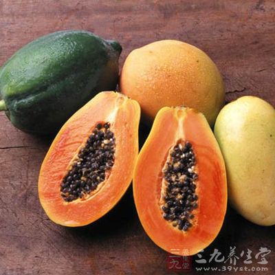 然後將木瓜剖開去籽
