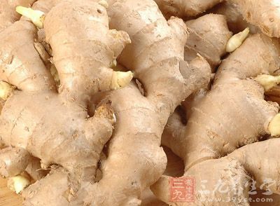取一小塊姜,洗淨刨皮後 取一小塊姜,洗淨刨皮後