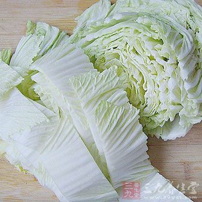將白菜洗淨，整個切丁