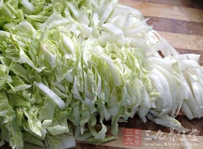 將菜幫洗淨切成細絲，干紅辣椒洗淨用剪刀剪成段
