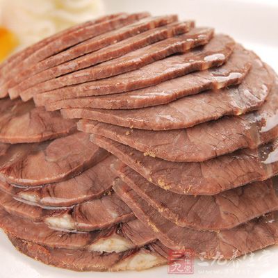 牛展洗淨，放開水煲內煮5分鐘