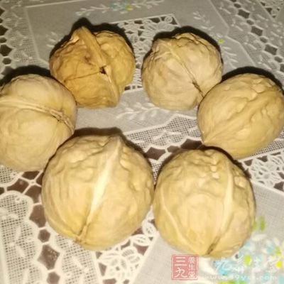 核桃仁的功效很多，適當吃核桃可以強健頭皮健康