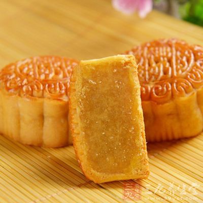 烤制好的月餅完全晾涼後放入密封罐回油