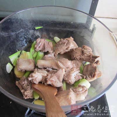 放入老鴨塊，大火煸炒