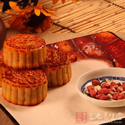 月餅涼透後,放入保鮮袋子裡,密封回油2-3天後食用更好 月餅涼透後,放入保鮮袋子裡,密封回油2-3天後食用更好