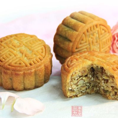 轉化糖漿中加入枧水,攪打均勻 轉化糖漿中加入枧水,攪打均勻