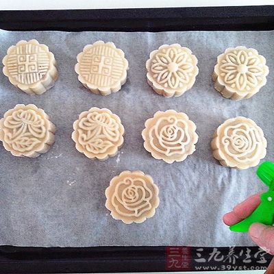 將烤盤墊上一層油紙，放入月餅