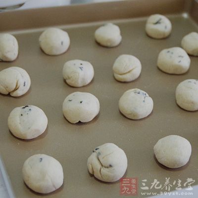 在劑子裡面放上椒鹽餡，收口向下放在烤盤上