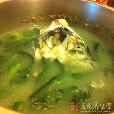 魚頭洗淨開邊,瀝干水,下1湯匙料酒、1/4湯匙白胡椒粉和少許鹽腌好 魚頭洗淨開邊,瀝干水,下1湯匙料酒、1/4湯匙白胡椒粉和少許鹽腌好