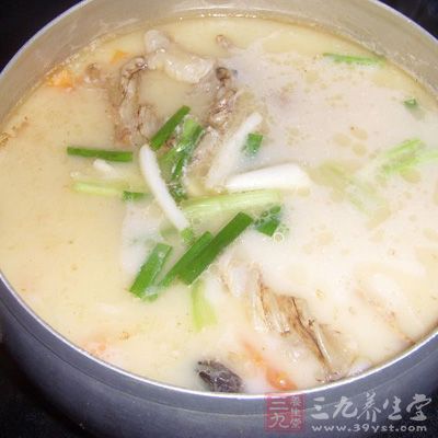 先將魚頭洗淨,放入少許鹽腌制 先將魚頭洗淨,放入少許鹽腌制