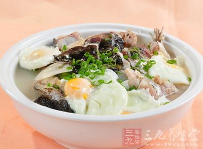 魚頭洗淨,剁成4塊 魚頭洗淨,剁成4塊