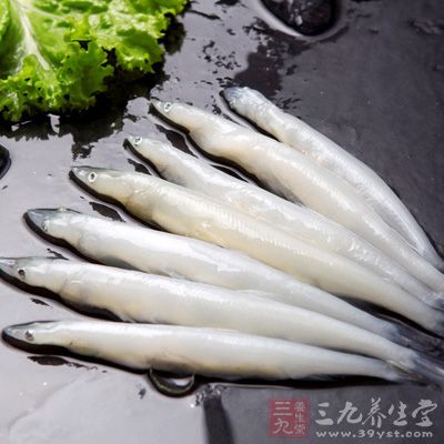 將銀魚的內髒洗淨