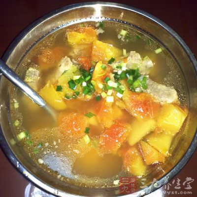 還有少許浮沫，用勺子撇除