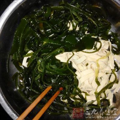 准備好海帶絲和千張