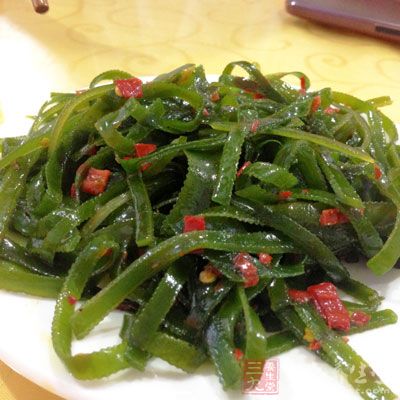 拌好的海帶絲吃時盛一小盤中，表面撒些熟芝麻