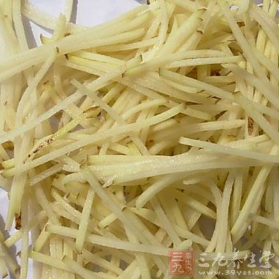 姜洗淨，切成姜絲