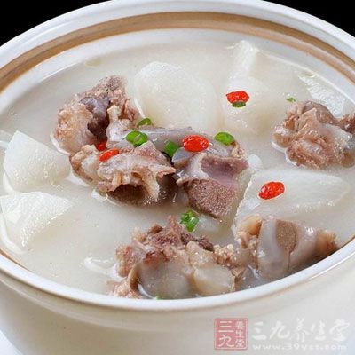 再次煮沸後拂去泡沫，轉小火炖一個小時，出鍋後加入少許鹽即可食用