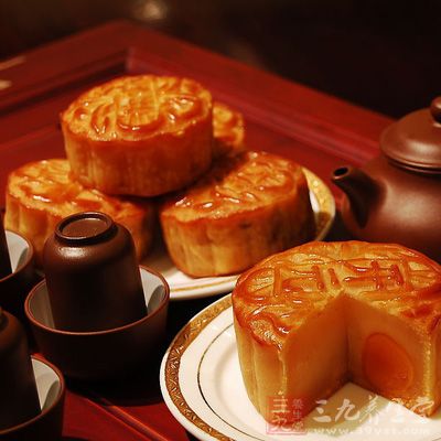 把1份豆沙餡分成兩塊,在中間夾上蛋黃 把1份豆沙餡分成兩塊,在中間夾上蛋黃