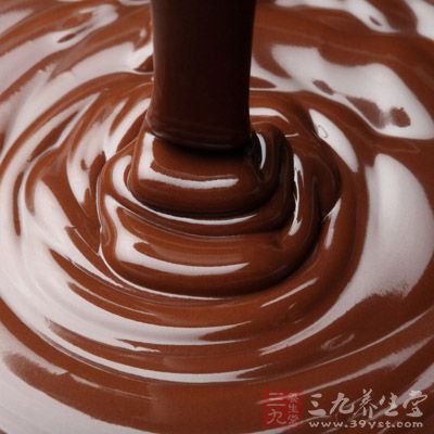 用食品刷把融化的巧克力刷在果凍模裡 用食品刷把融化的巧克力刷在果凍模裡