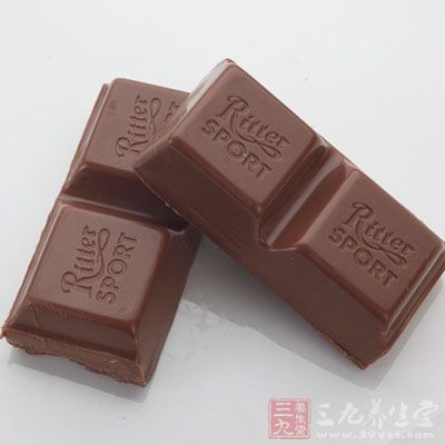 原料:巧克力150克、冰激凌160克、果醬28克 原料:巧克力150克、冰激凌160克、果醬28克