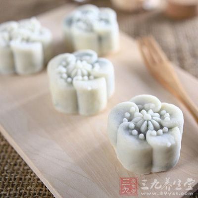 將所有月餅印好模