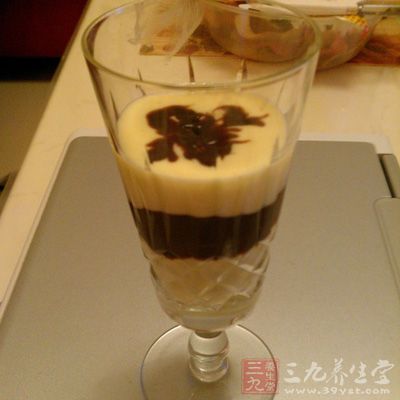 將蛋黃與砂糖混合 將蛋黃與砂糖混合
