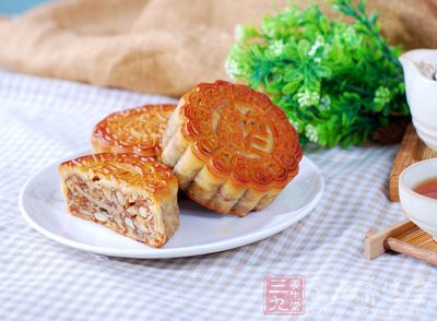 五仁月餅是漢族傳統糕點之一，屬於廣式月餅的一種