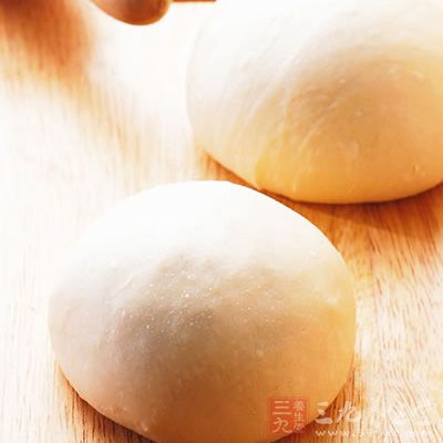將面團放入保鮮袋靜置1小時