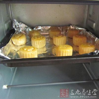 定型後，表面刷蛋液