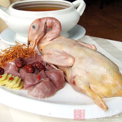 老鴨的腳皮粗糙，呈深黃色;嫩鴨的腳色淺黃，沒有粗粗的腳皮