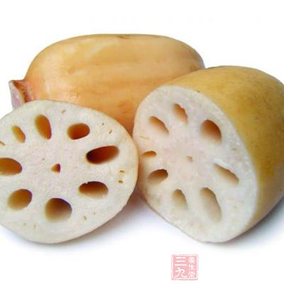 放入蓮藕和姜片 放入蓮藕和姜片