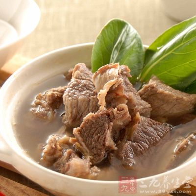 放入大白菜、土豆、胡蘿卜、姜片,煮15分鐘 放入大白菜、土豆、胡蘿卜、姜片,煮15分鐘
