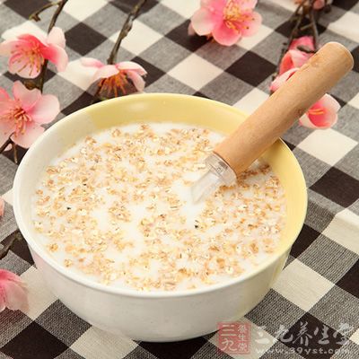 玉米粉的處理是先放進碗中,再加冷水攪拌均勻,再講整碗玉米粉倒入鍋中和玉米粉一起煮粥 玉米粉的處理是先放進碗中,再加冷水攪拌均勻,再講整碗玉米粉倒入鍋中和玉米粉一起煮粥
