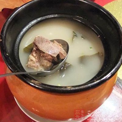 豬奶排300克,海帶絲50克,鹽,油,蔥白段,姜片 豬奶排300克,海帶絲50克,鹽,油,蔥白段,姜片