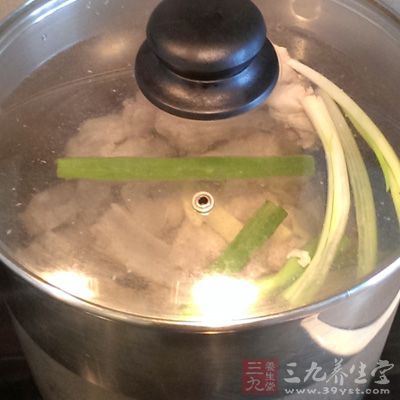 待水滾開後,放入海帶絲合炖 待水滾開後,放入海帶絲合炖