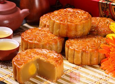 月餅是久負盛名的漢族傳統小吃，深受中國人民喜愛
